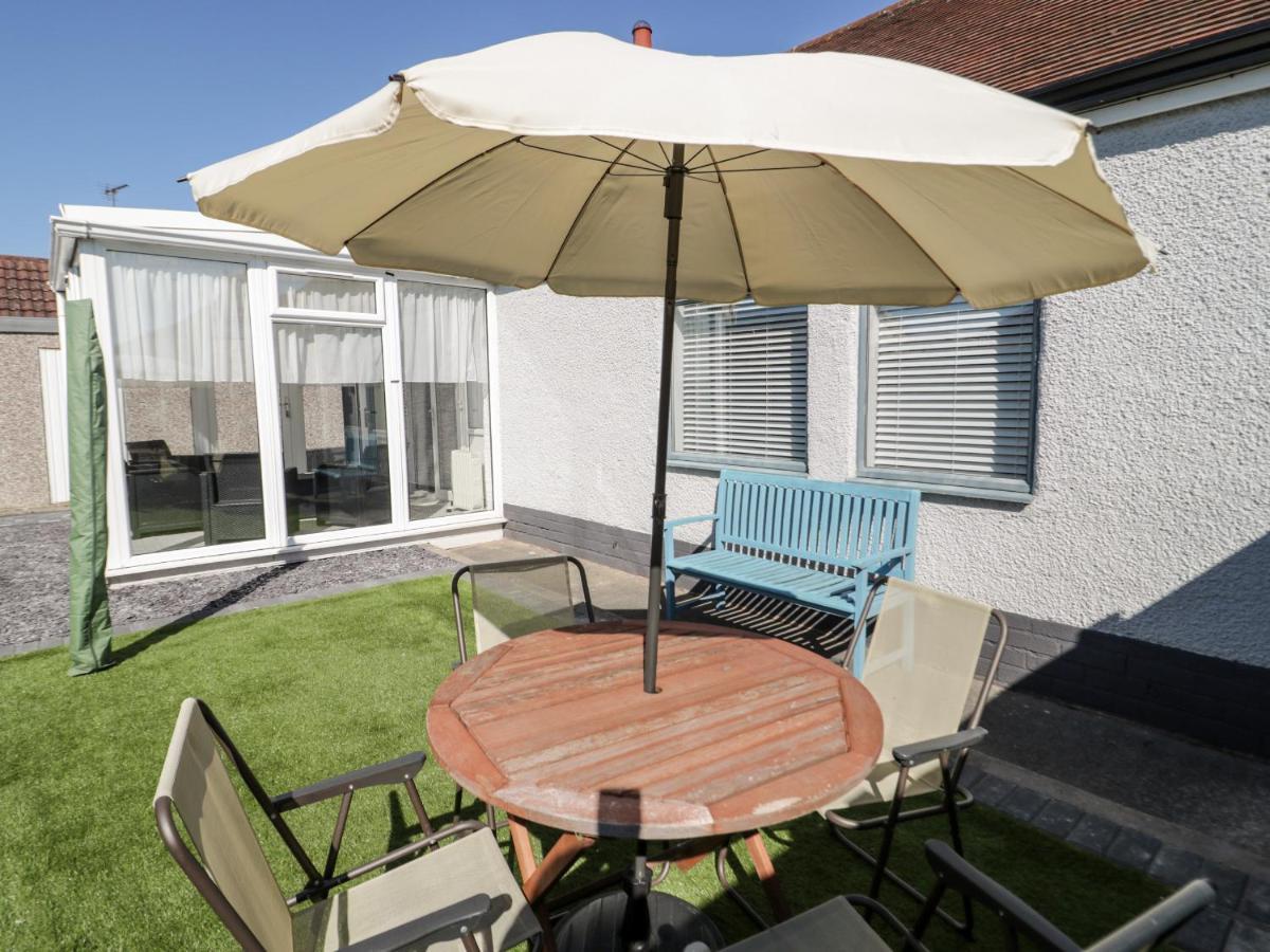 Вилла Seaside Retreat Престатин Экстерьер фото