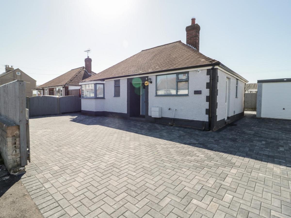 Вилла Seaside Retreat Престатин Экстерьер фото